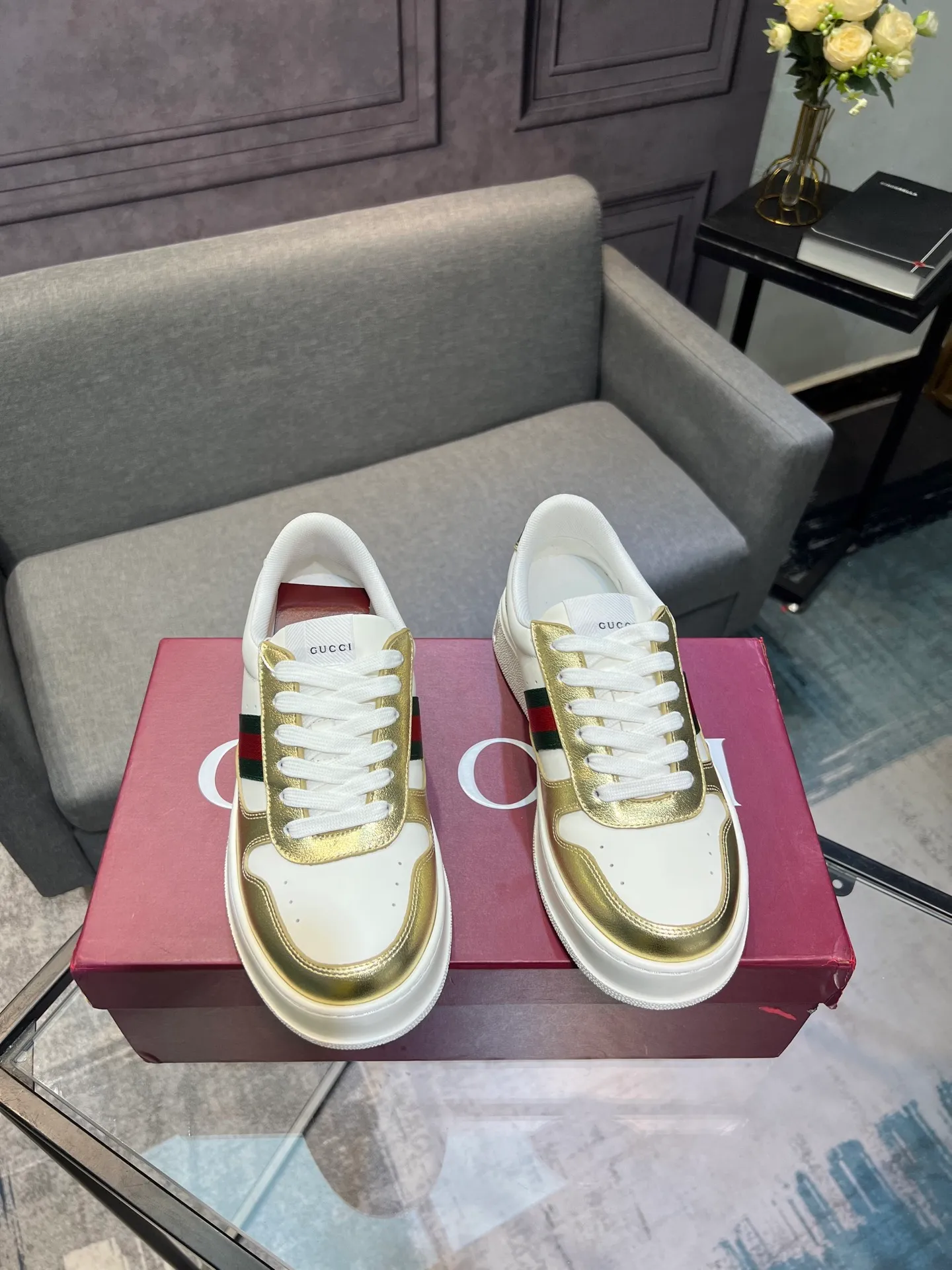 Men's men's shoes💰640 Gucci counter's latest couple's biscuit shoes‼ ️ 👑Purchasing agent level Gucci’s latest IP lightweight thick-soled white shoes can be put on your feet in seconds**4CM! ! Simple, easy to match and full of retro charm ~ the latest anti-counterfeiting cloth label on the tongue. And with electronic chip anti-counterfeiting.   The upper is made of imported environmentally friendly water-dyed calfskin, with a +1:1 fly-woven mesh surface to absorb sweat and an inner lining! Fly-knitted leather molded latex insole. Original IP lightweight outsole, one-piece injection molding, super comfortable and elastic, size: female 35−40 (female 41 customized)
